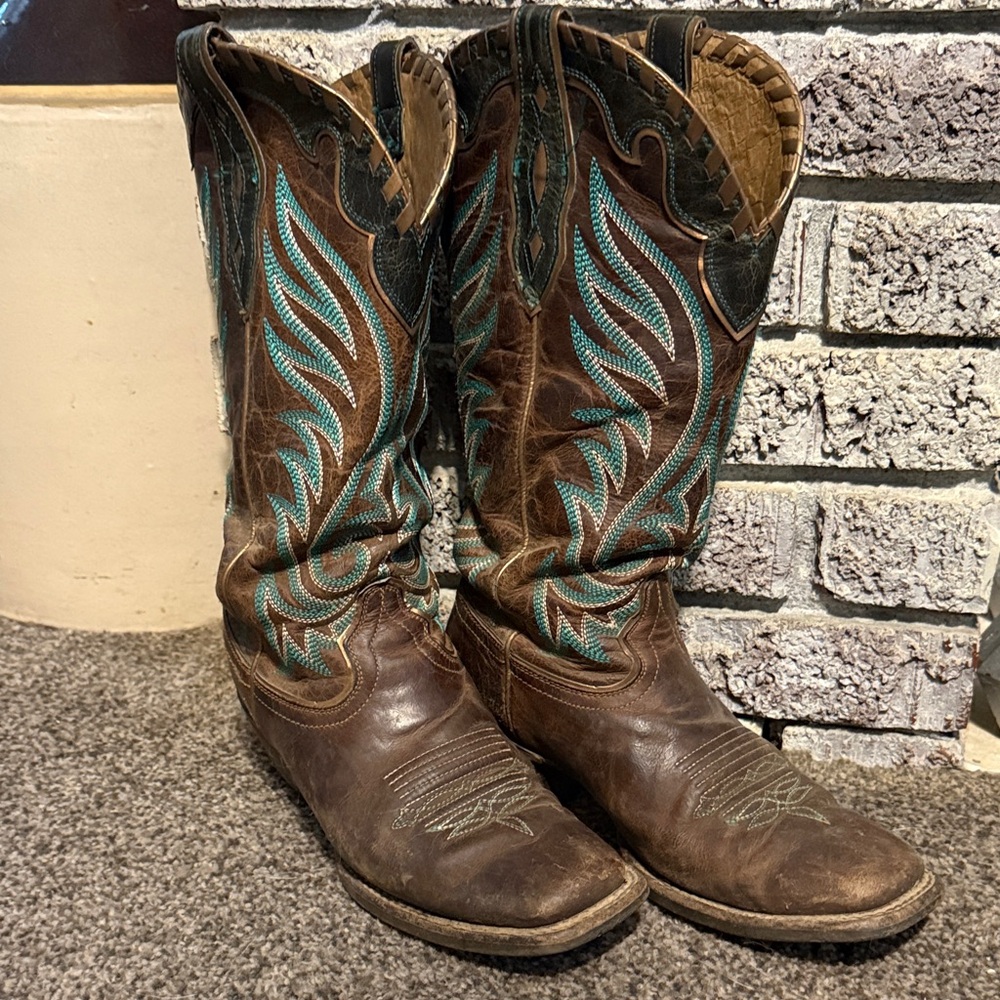 Ariat women’s size 9 B Brown Leather Cowboy Boots with Turquoise Embroidery